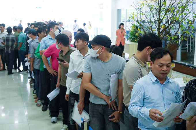 Người dân xếp hàng dài chờ làm thủ tục cấp, đổi giấy phép lái xe sau kỳ nghỉ Tết Nguyên đán 2024.