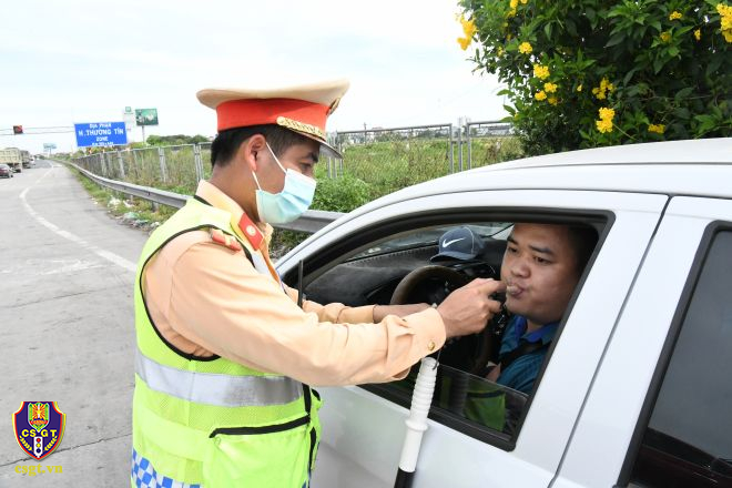 CSGT kiểm tra nồng cồn trên cao tốc Pháp Vân - Cầu Giẽ