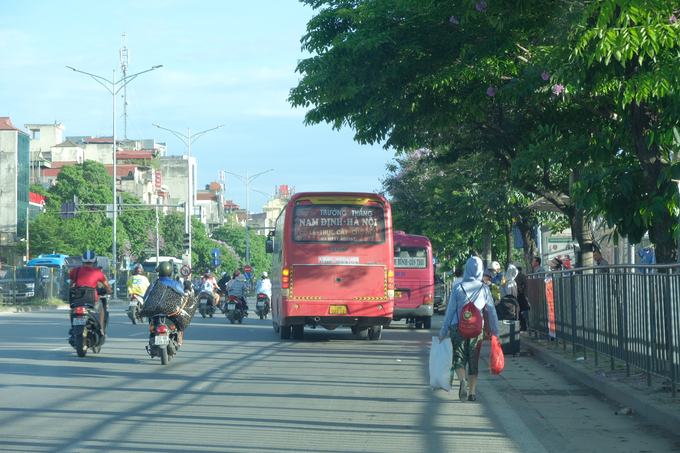 Nhiều xe khách cố tình bật đèn cảnh báo, di chuyển chậm khi đến gần trạm xe buýt. Một số người cho rằng đây là 'mánh khóe' phổ biến để các nhà xe lách luật trong việc gom khách, nhận hàng hóa.