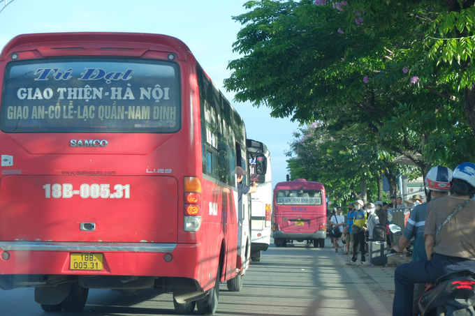 Xe khách ngang nhiên xếp hai hàng trên đường Giải Phóng để đón, chèo kéo khách, điều này tiềm ẩn nhiều nguy cơ mất trật tự an toàn giao thông. 