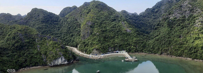 Con đường duy nhất từ bến tàu trên Vịnh Lan Hạ đi vào xã Việt Hải. Ảnh: Nguyễn Cường