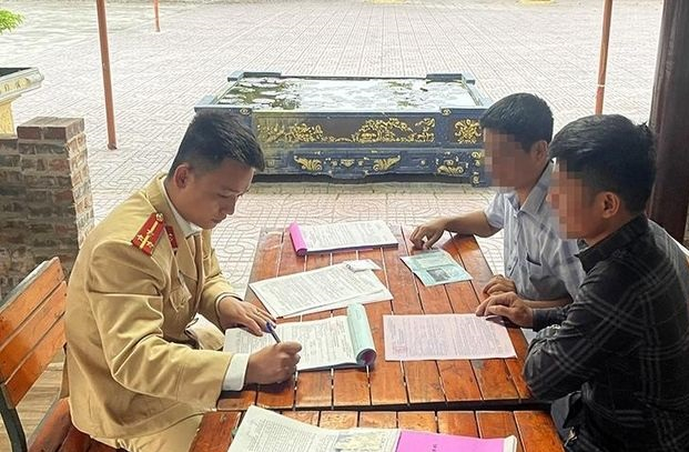 Công an huyện Đức Thọ lập biên bản xử phạt vi phạm hành chính đối với 2 trong 6 tài xế có hành vi vi phạm.
