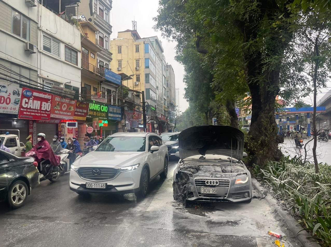 Chiếc xe hiệu Audi bốc cháy trên đường Láng