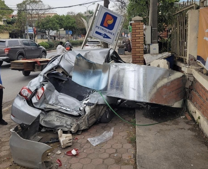 Chiếc xe con biến dạng
