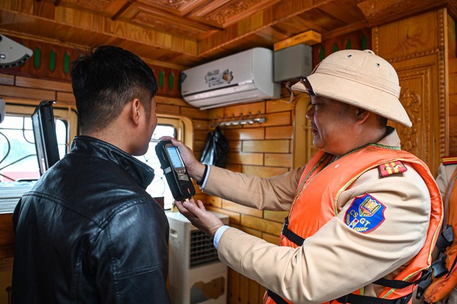 Cục Cảnh sát giao thông phối hợp với công an địa phương tổ chức tuần tra, kiểm soát, xử lý vi phạm của tàu thuyền trên tuyến sông Hồng và địa bàn các tỉnh giáp ranh