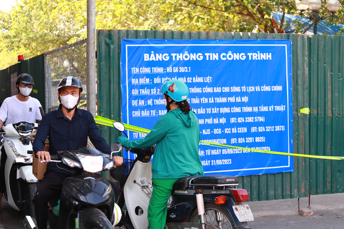 Nhiều người bất chấp nguy hiểm, len lỏi đi ngược chiều.