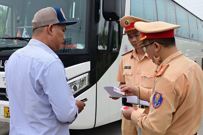Công an thành phố Hải Phòng tăng cường lực lượng và phương tiện tuần tra, kiểm tra, kiểm soát, xử lý vi phạm trật tự ATGT trong dịp nghỉ Lễ 2/9. Ảnh: Vũ Quỳnh