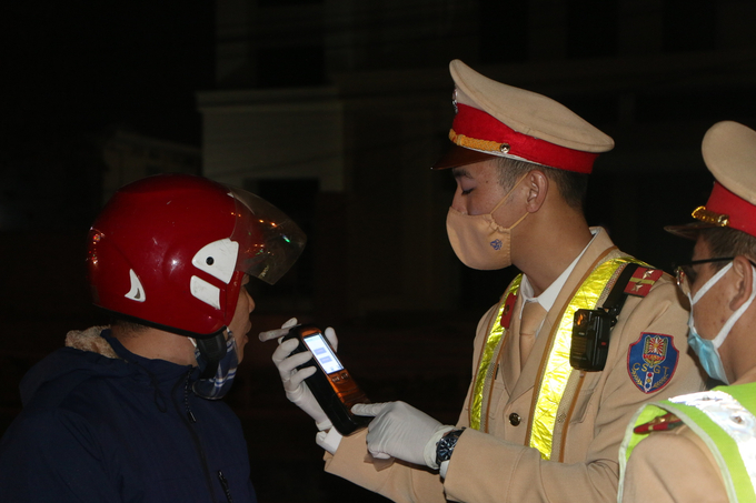 Công tác kiểm tra, xử lý vi phạm nồng độ cồn được Đội CSGT - Trật tự TP Hòa Bình tiến hành thường xuyên (Ảnh: Đức Mạnh)