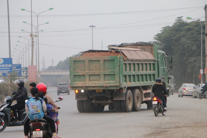 Chiếc xe không phủ bạt, chở có ngọn, có dấu hiệu vượt quá tải trọng ngang nhiên di chuyển trên tuyến