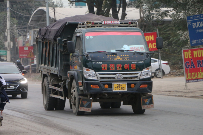 Xe mang logo Hoàng Hà cõng nặng, ì ạch lưu thông.