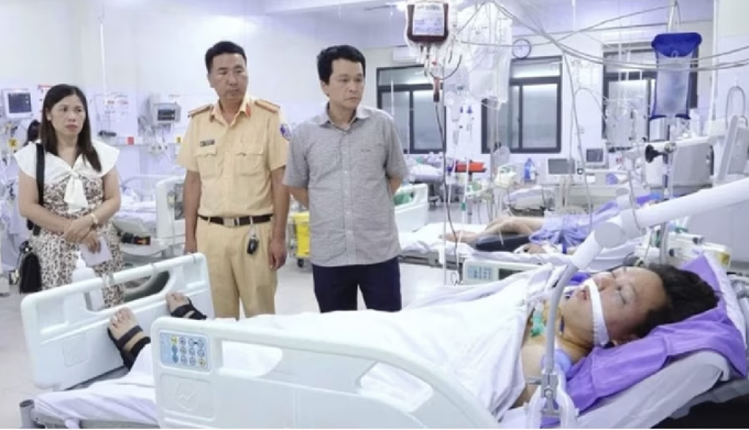 Lãnh đạo huyện Vân Đồn thăm hỏi trường hợp học sinh tự gây tai nạn bị thương và khiến 1 người tử vong và 1 người bị thương nặng đang điều trị tại Bệnh Viện tỉnh Quảng Ninh. Ảnh: Lê Dũng