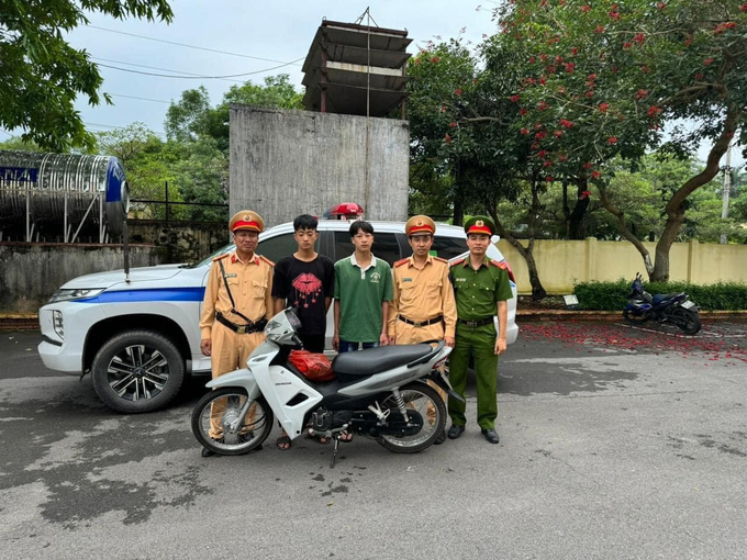 Công an huyện Đầm Hà, Quảng Ninh triệu tập 2 đối tượng là học sinh, bốc đầu xe trên địa bàn, người dân phản ánh. Ảnh: Lê Dũng