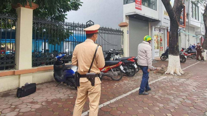 Chủ điều khiển xe máy vờ nghe điện thoại rồi bỏ đi khi CSGT yêu cầu kiểm tra nồng độ cồn trên đường Xuân Thuỷ | Ảnh: ATGT