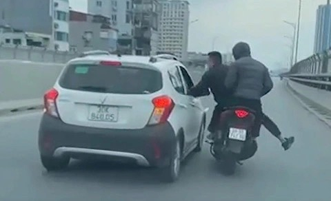 Hình ảnh hung hăng của Hiệp và Thịnh