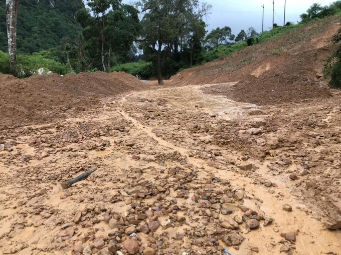 Bùn đất tràn mặt đường khiến giao thông ùn tắc