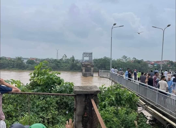 Cầu Phong Châu bị sập sáng 9/9