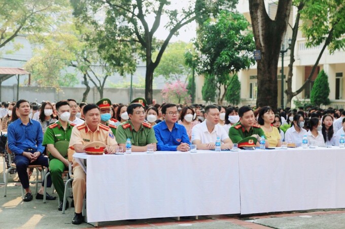 Các học sinh Trường THPT Việt Nam - Ba Lan nghe các chiến sỹ CSGT tuyên truyền pháp luật về ATGT