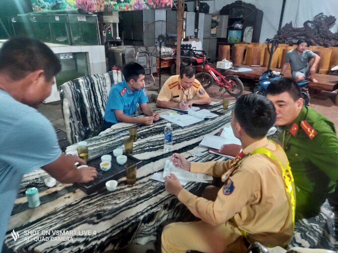 Tổ công tác liên ngành Cảnh sát, Thanh tra giao thông huyện Gia Lâm (Hà Nội) vận động người dân ký cam kết không sử dụng xe quá khổ, quá tải