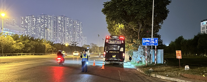 Ngoài việc kiểm tra phương tiện và người lái, tổ công tác đã tăng cuờng các biện pháp cảnh báo, cắt cử cán bộ phân luồng, điều tiết đảm bảo an toàn giao thông.