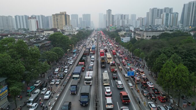 Ôtô ken đặc trên đường vành đai 3 trên cao hướng về các quận, huyện và tỉnh phía nam Thủ đô như Thanh Trì, Thường Tín, Phú Xuyên, tỉnh Ninh Bình, Nam Định...