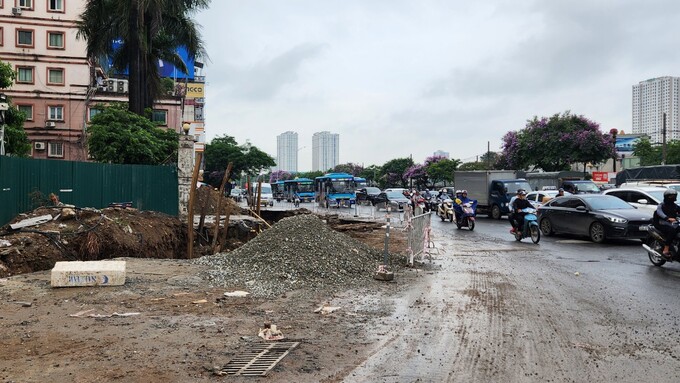 Vật liệu xây dựng ngổn ngang, tràn ra đường gây trơn trượt và mất vệ sinh môi trường. Ảnh chụp ngày 9/5/2024.