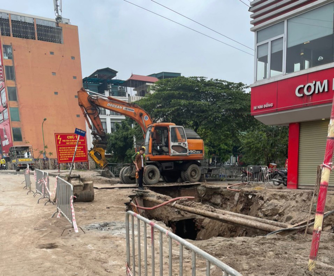 Lối vào khu dân cư bị đào bới nham nhở gây khó khăn cho việc đi lại. Ảnh do người dân cung cấp.