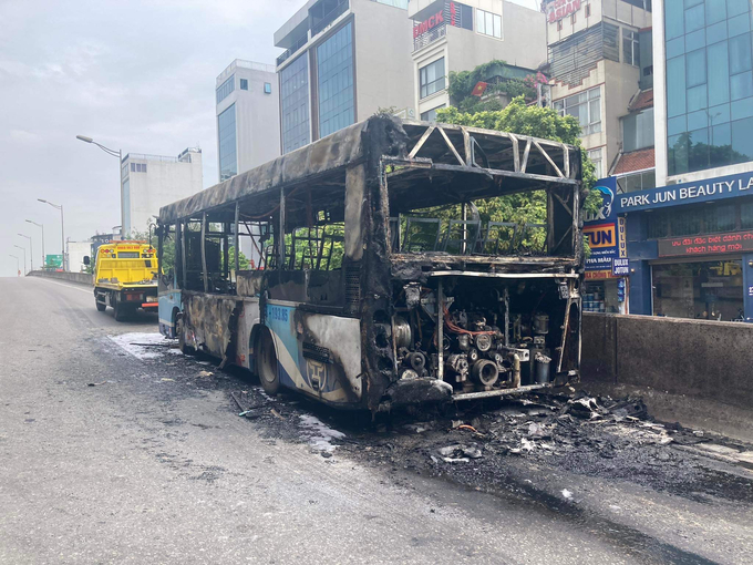Chiếc xe buýt cho Transenco quản lý cháy trơ khung