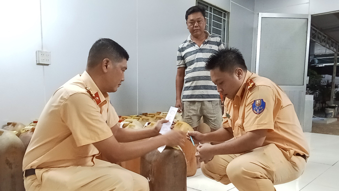 Lực lượng chức năng niêm phong số tang vật