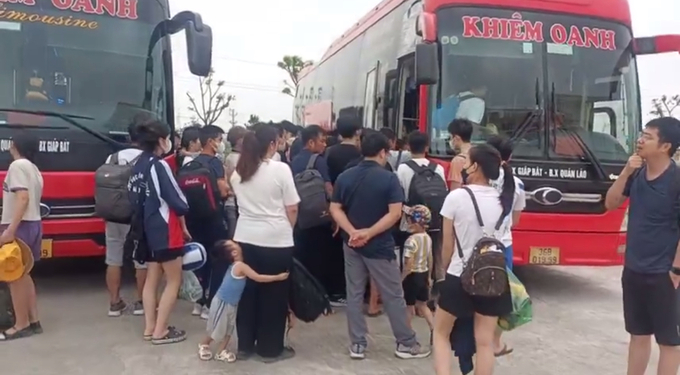 Hành khách bị nhồi nhét trên xe khách