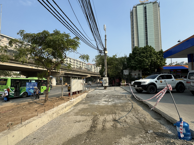 Phần vỉa hè được cào bóc, đổ bê tông làm đường ra vào cửa hàng xăng dầu 75
