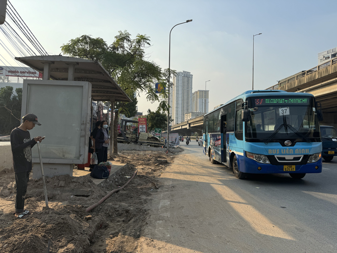 Do ảnh hưởng của việc thi công tắc trách, khu vực nhà chờ của 8 tuyến buýt luôn trong trình trạng bẩn thỉu, nhếch nhác...