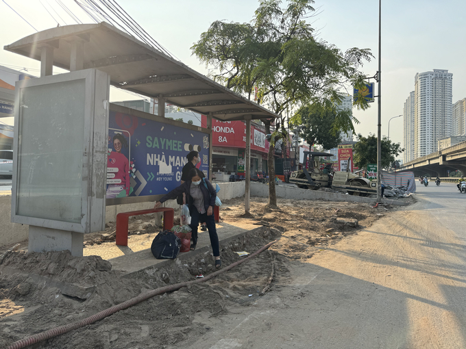Mặt đường bị đào xới nham nhở, là nguyên nhân khiến hành khách té ngã mỗi lần di chuyển lên xe buýt.