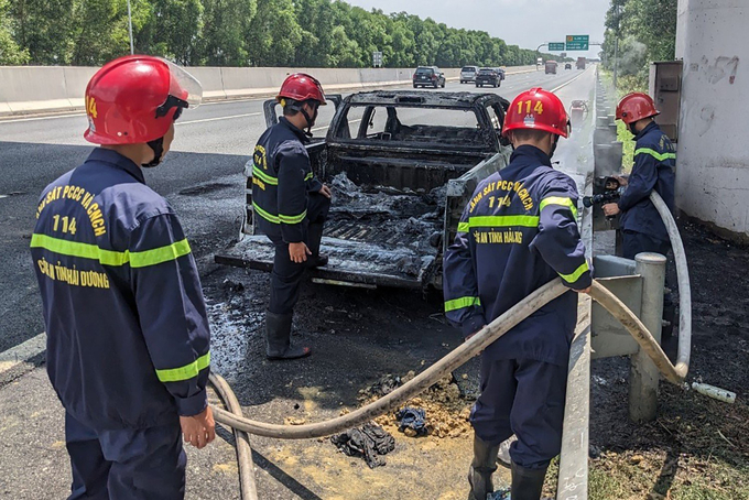 Chiếc xe cháy trơ khung