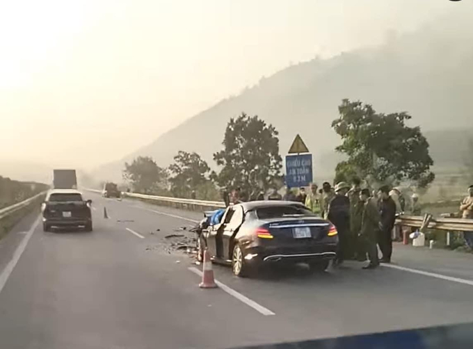Chiếc xe Mercedes biến dạng