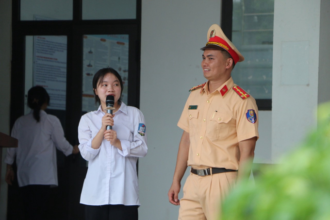 CSGT tuyên truyền ATGT cho học sinh tại trường học
