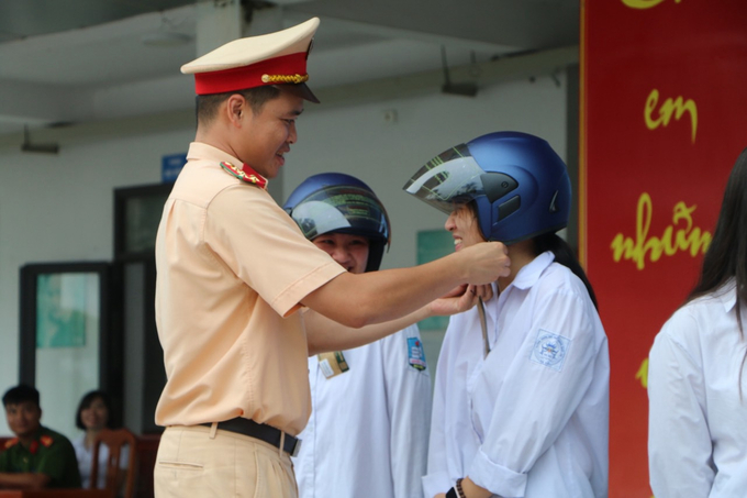 Việc đội mũ bảo hiểm khi ngồi trên xe mô tô, xe gắn máy, xe máy điện là điều các em phải tuân thủ