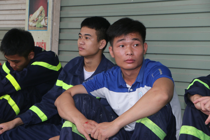 Các chiến sĩ PCCC tranh thủ ngồi nghỉ sau nỗ lực dập tắt ngọn lửa trong đêm, bàn tay của một chiến sĩ đã rỉ máu