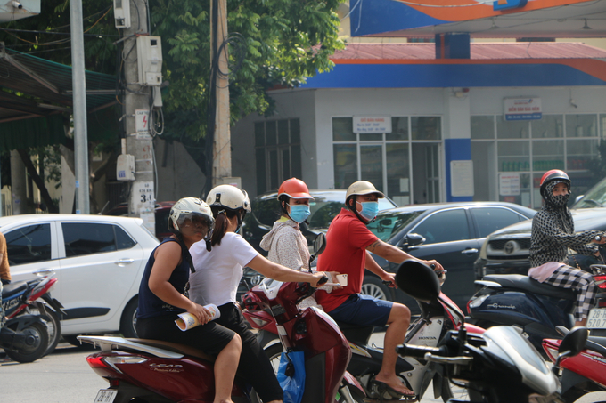 Đường Hoàng Văn Thụ tấp nập phương tiện di chuyển chậm, tranh thủ ngó qua vụ cháy