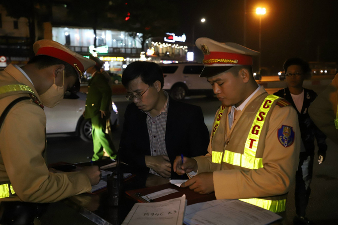 CSGT lập biên bản người vi phạm