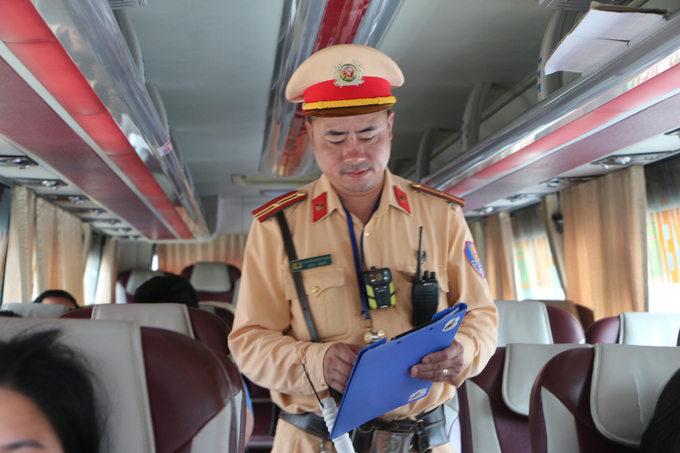 CSGT Hoà Bình kiểm tra phương tiện chở khách trên QL.6
