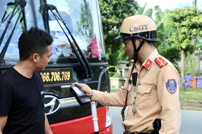 CSGT kiểm tra nồng độ cồn tài xế xe khách