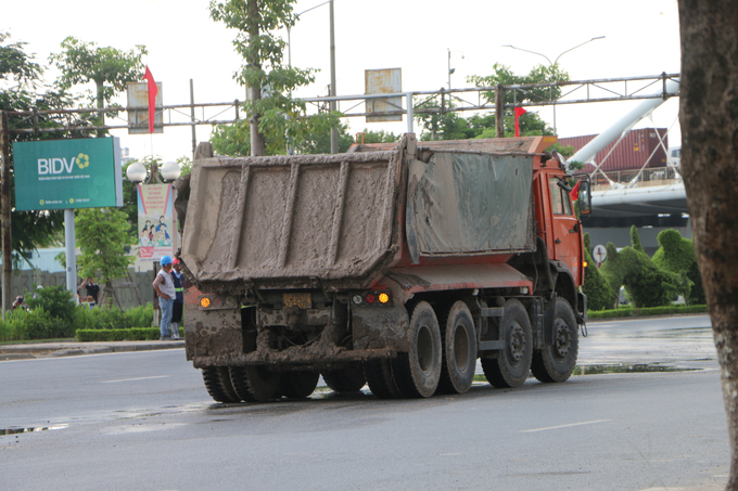 Xe phục vụ công trình mang đầy bùn đất ở thùng sau và cản xe