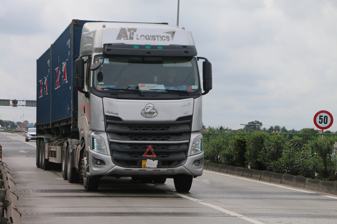 Xe container mang logo AT Logistics chở thùng kép, che biển qua trạm