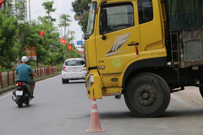 Xe tải ngang nhiên dừng đỗ không có người cảnh giới, phân luồng tại Dự án khu phức hợp