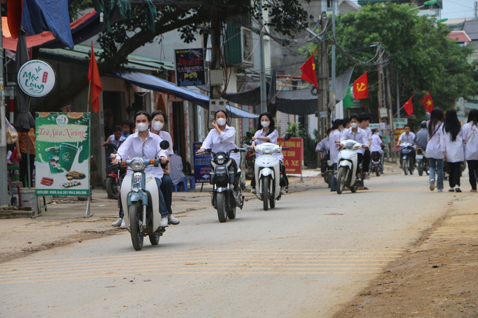 Khu vực trường THPT Hai Bà Trưng, hàng chục học sinh kẹp 2, kẹp 3 không mũ bảo hiểm, chạy xe máy với tốc độ cao khiến nhiều người đi đường ái ngại