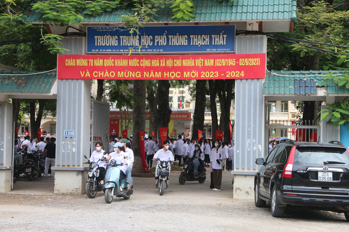 Sáng 5/9, khoảng 23 triệu học sinh trên địa bàn cả nước dự lễ khai giảng năm học mới. Tại huyện Thạch Thất, Hà Nội, đường phố nhộn nhịp từ khoảng 6h30' sáng