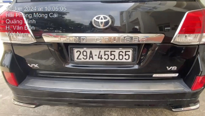 Chiếc xe biển trắng