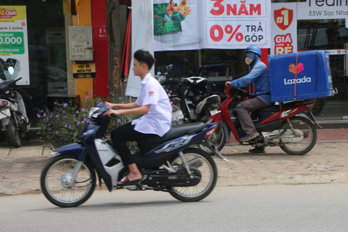 Nhiều xe len lỏi, phóng với tốc độ cao trên tuyến tỉnh lộ 419