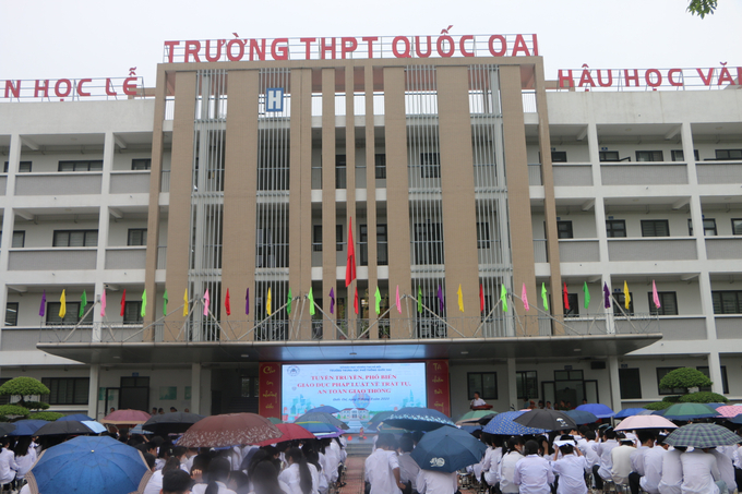Đầu giờ sáng 11/9, thời tiết khu vực lất phất vài hạt mưa nhỏ, buổi tuyên truyền vẫn diễn ra trong không khí vui tươi, hào hứng của hàng nghìn học sinh