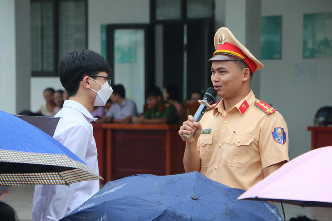 Tại đây, Đại uý Nguyễn Quang Vinh - Phó đội trưởng đội CSGT - trật tự (Công an huyện Quốc Oai) đã phổ biến các quy định về độ tuổi lái xe, cách nhận biết 5 nhóm biển báo đường bộ, cách phân biệt giữa xe gắn máy và xe mô tô,... cho các em
